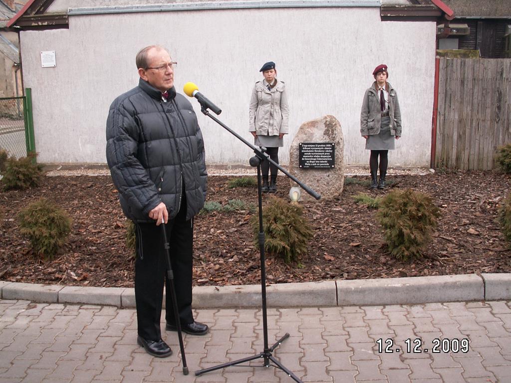 Sieraków 12.12.2009 r. Przemawia podczas uroczystości odsłonięcia głazu upamiętniającego wysiedlenie roku 1939.